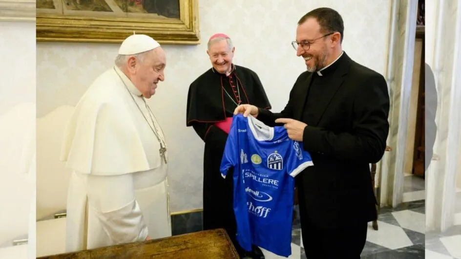Papa Francisco recebe camisa do Caravaggio