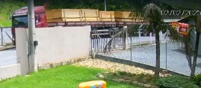 Motociclista morre em acidente com ambulância e caminhão em Ilhota