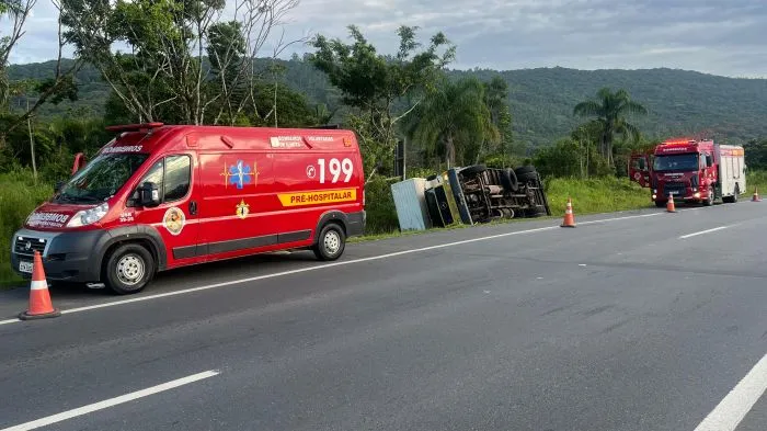 Caminhão sai da pista e tomba na BR 470 em Ilhota