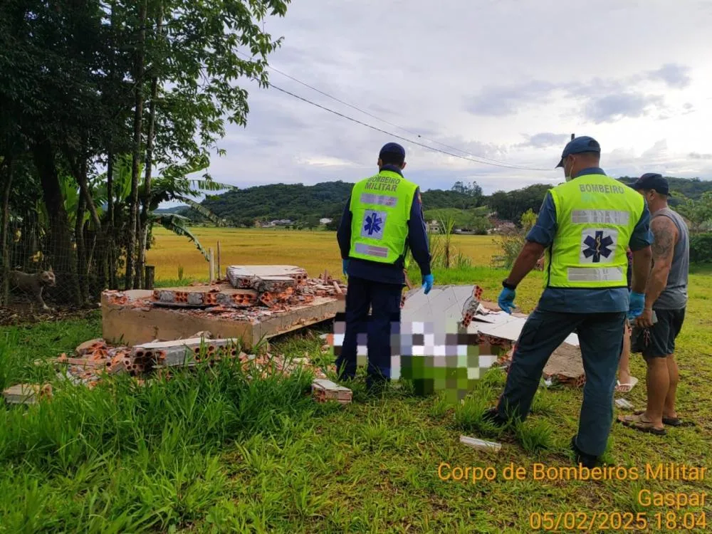 Parede de obra cai e mata idoso em Gaspar