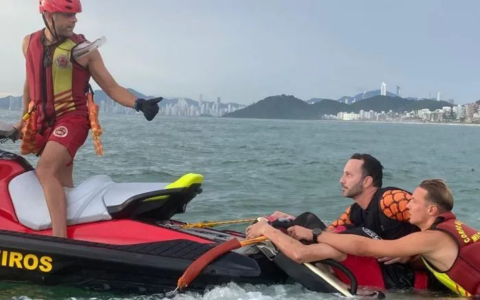 Vereador de Itajaí passa a noite preso entre pedras no Canto do Morcego