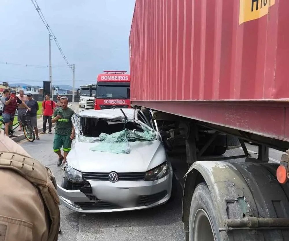 Navegantes - Gol fica prensado entre duas carretas no bairro São Domingos 