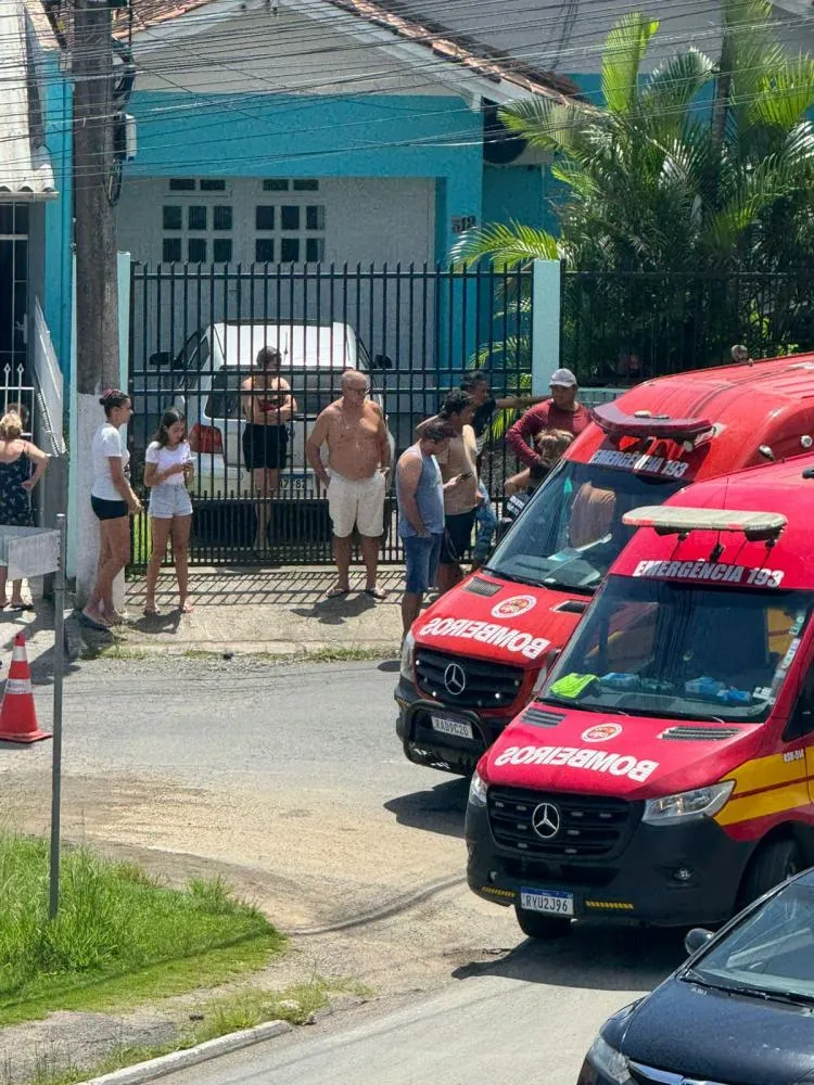 Motorista de Fiat Cronos foge após bater em moto na Avenida Eugênio Krause em Penha