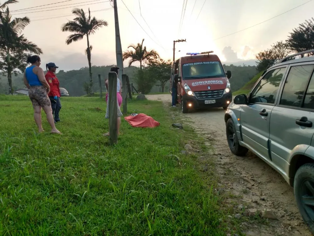 Corpo de homem é encontrado no bairro Santa Cruz em São João do Itaperiú