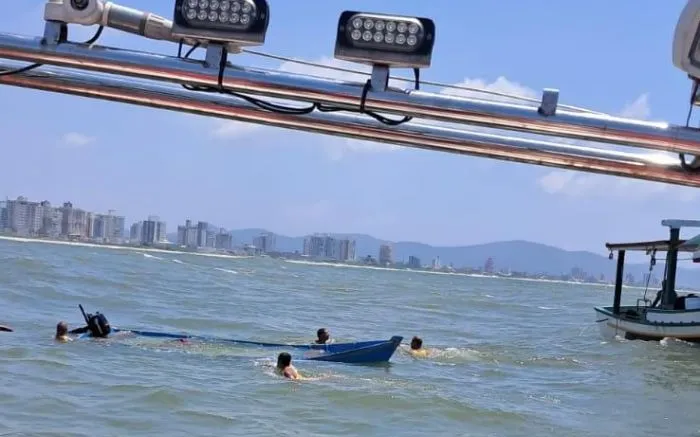 Pescadores à deriva são salvos depois de naufrágio na boca da barra em Navegantes 