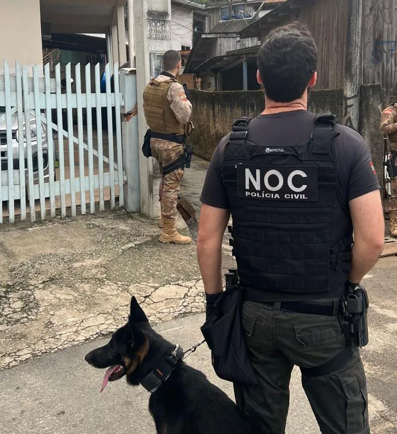 Polícia prende suspeitos da morte da moça queimada viva dentro de pneus em Itajaí
