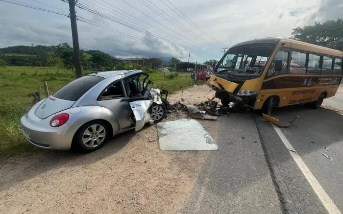 Motorista sem cinto de segurança morre em acidente com ônibus escolar em Tijucas