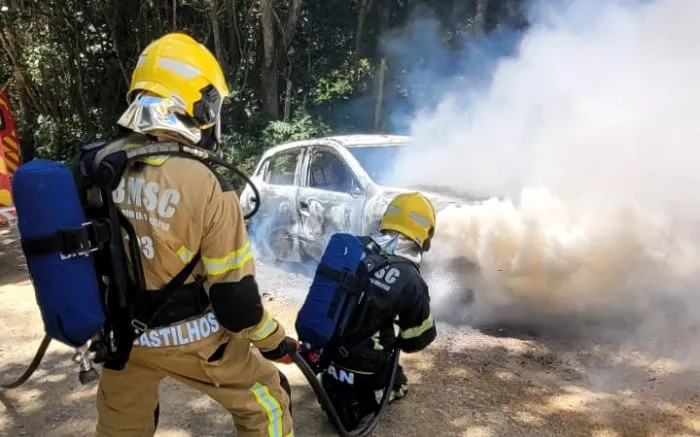 Carro com quatro pessoas pega fogo na subida do Morro da Antena em Porto Belo 