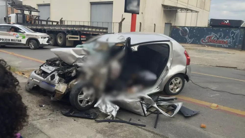 Mulher fica presa às ferragens em acidente entre carro e caminhão em Joinville