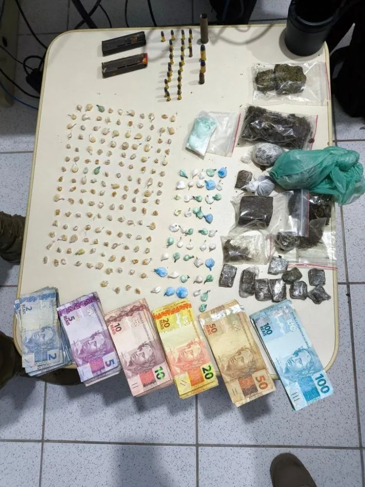 Dupla é presa com armas e drogas em Itapoá