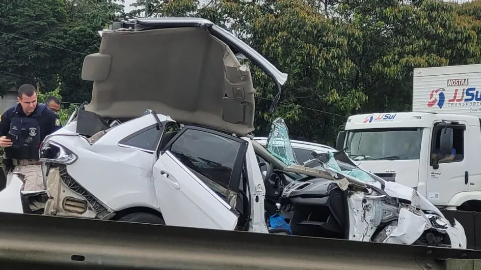 Duas pessoas ficam gravemente feridas em acidente com quatro veículos na BR-101 em Joinville