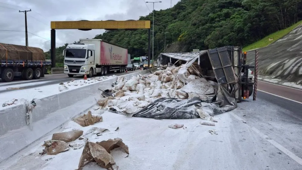 Caminhão tomba na pista e interdita a BR-376 em Guaratuba