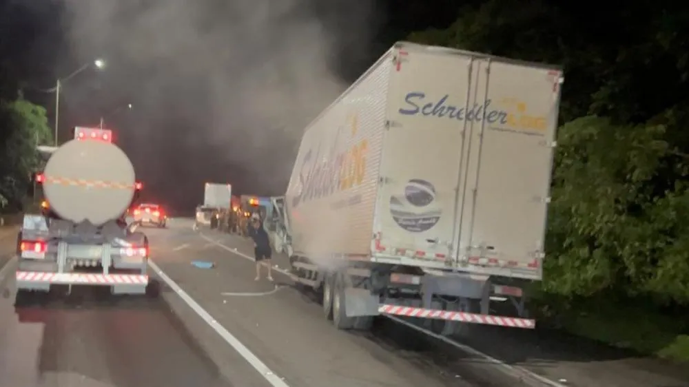 Grave acidente entre caminhão e ônibus deixa 15 pessoas feridas na BR-376 entre SC e PR