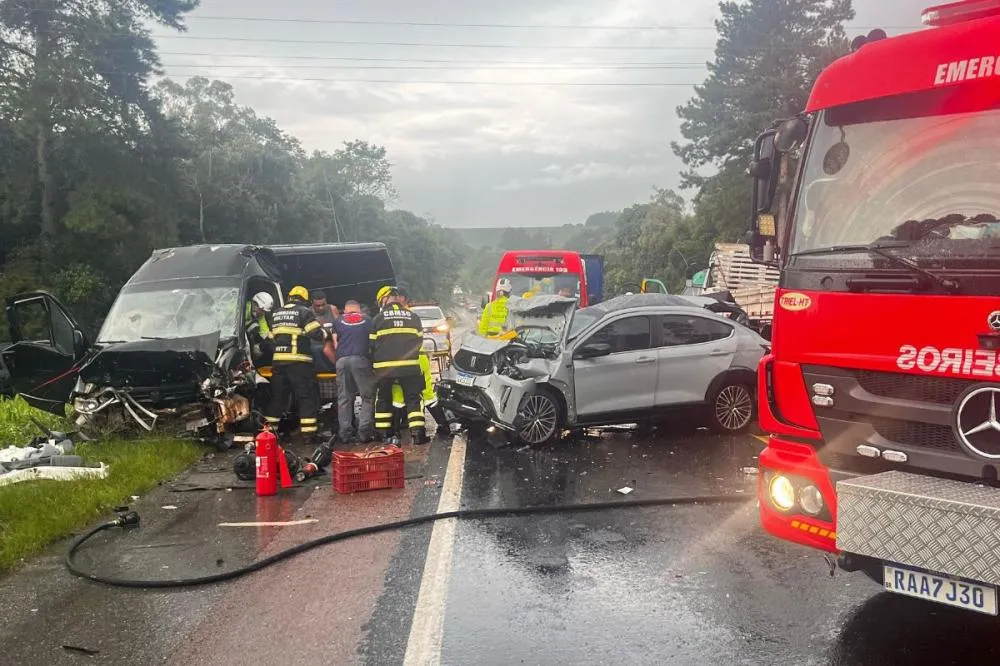 Acidente trágico com cinco veículos mata uma pessoa e deixa feridos em SC