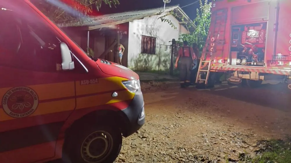Moto pega fogo e chamas atingem varanda de residência no bairro São Cristóvão em Barra Velha