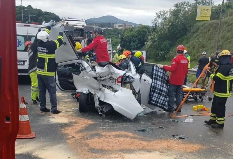 Joinville - Casal de Barra Velha vítima de acidente na BR-101 continua hospitalizado