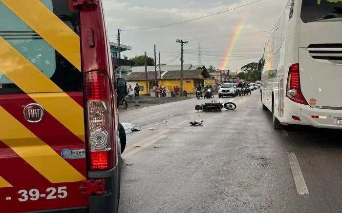Motociclista cai em pista e morre atropelado por ônibus escolar em Ilhota