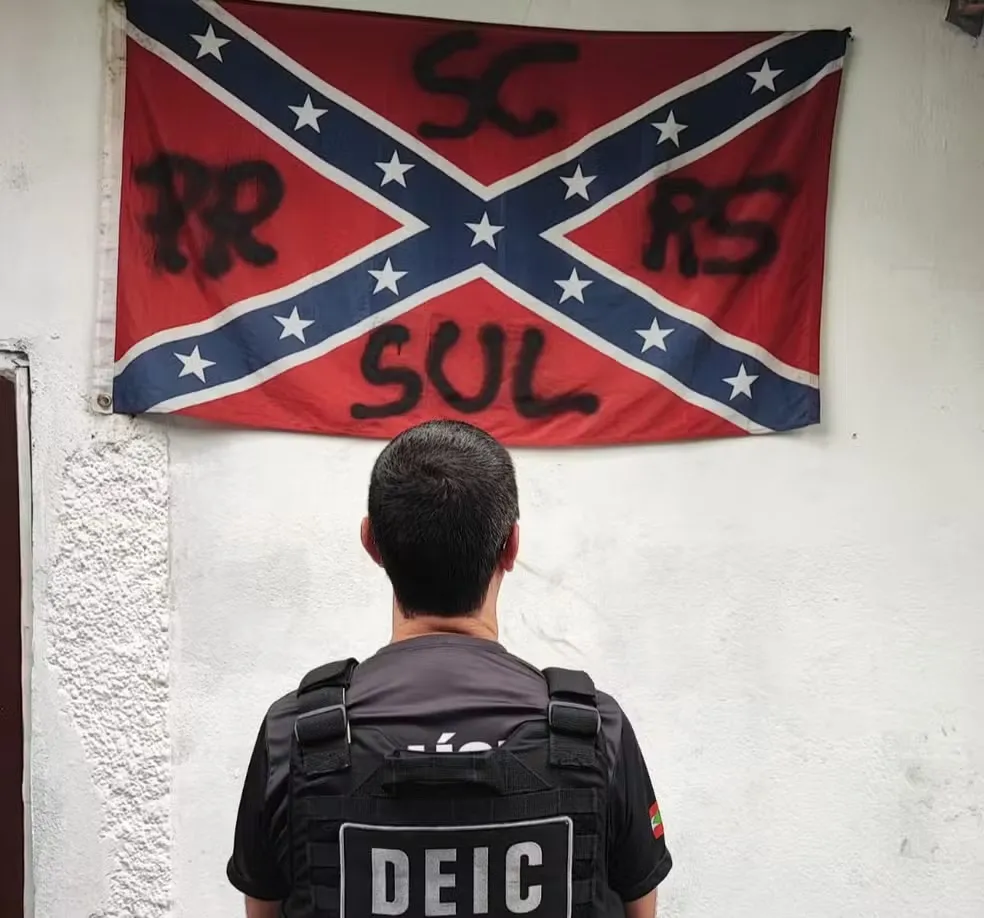 Bandeira supremacista e símbolos nazistas são encontrados com investigado por liderar grupo em SC