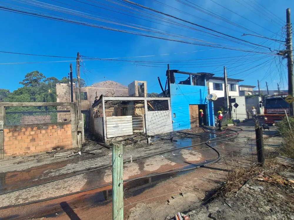 Incêndio destrói sete casas e deixa 23 desabrigados no Promorar em Itajaí