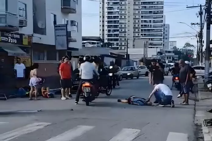 Colisão entre duas motos e uma bicicleta deixa quatro pessoas feridas em Itajaí
