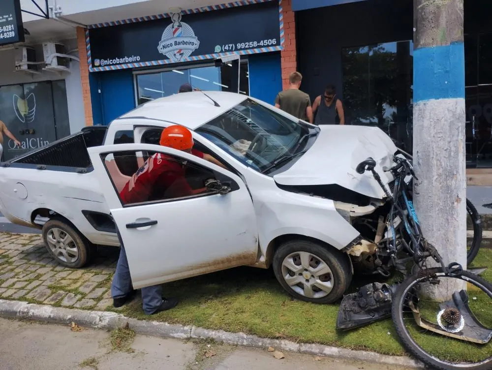 Montana sai da pista, bate em dois veículos, duas bicicletas e em poste da rede elétrica no Centro de Penha
