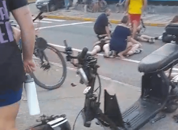 Ciclomotores elétricos batem de frente na Avenida Beira Mar do Tabuleiro em Barra Velha