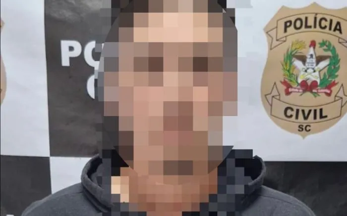 Filho acusado de matar mãe e padrasto para ficar com herança vira réu em Itajaí