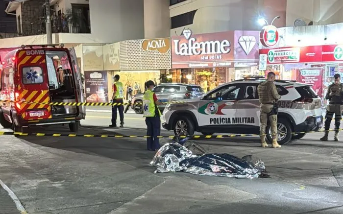 Condutor de patinete elétrico morre em acidente com caminhão em Itapema
