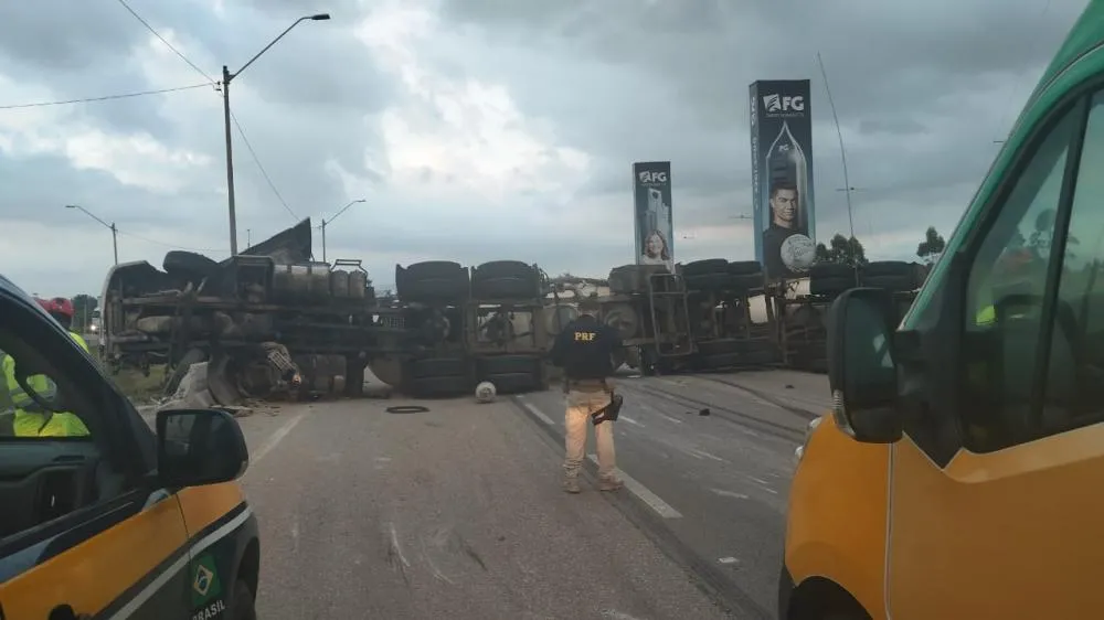 Carreta tomba e interdita a BR-101 em Porto Belo