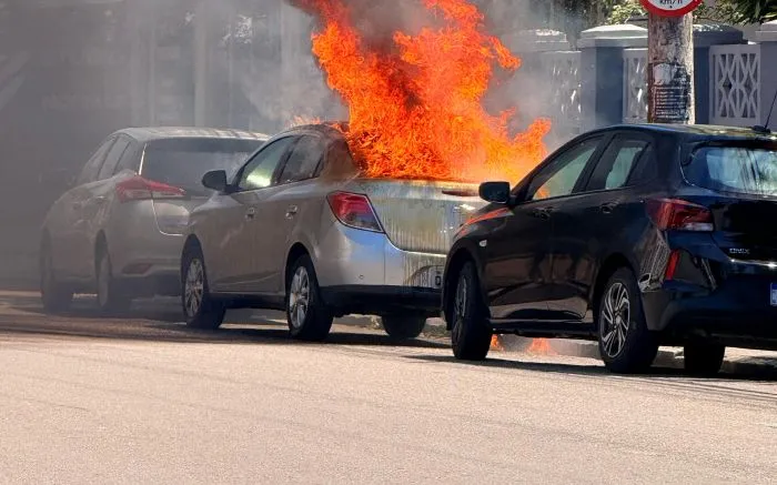 Carro pega fogo em frente à igreja Luterana no Centro de Itajaí
