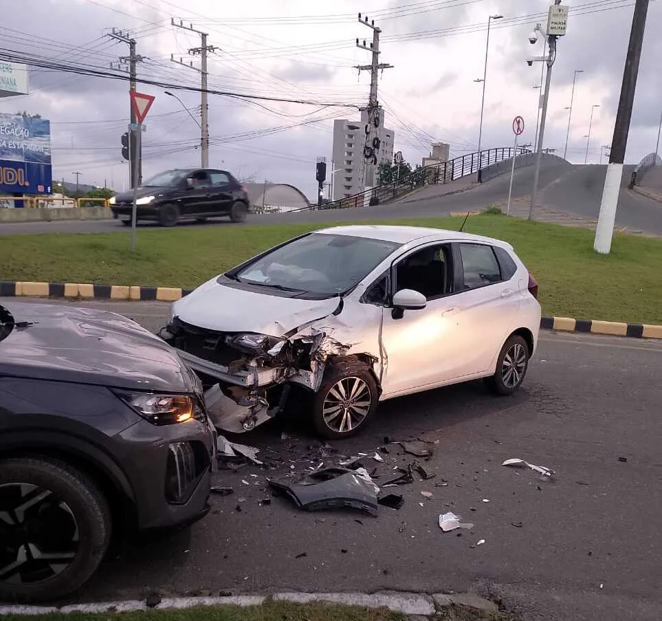 Acidente entre dois veículos deixa motorista ferido no início da manhã de hoje na divisa de Penha com Balneário Piçarras