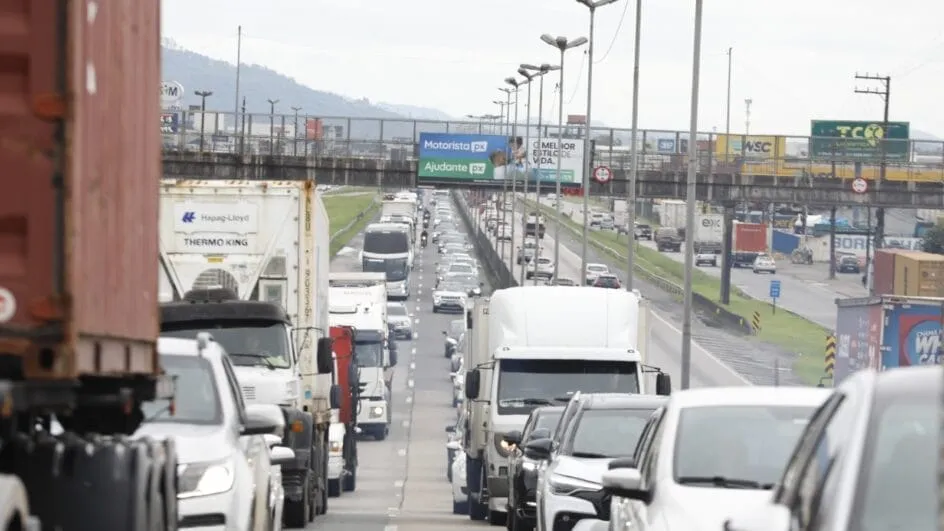 Filas e lentidão na BR-101 no “volta pra casa” depois do feriadão