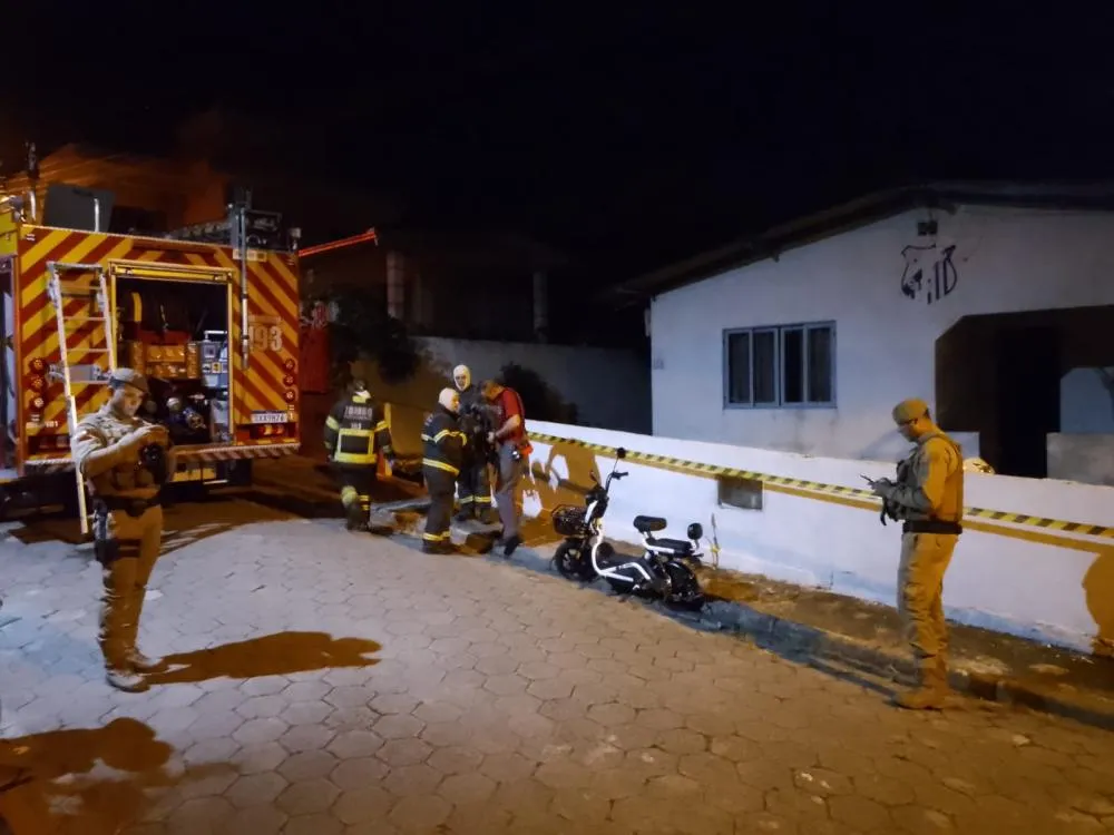 Homem morre carbonizado em incêndio em residência em Penha