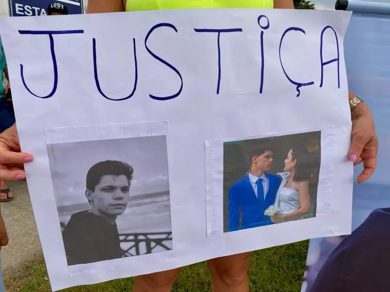 Família de jovem que morreu decapitado por linha de cerol faz manifestação em Navegantes