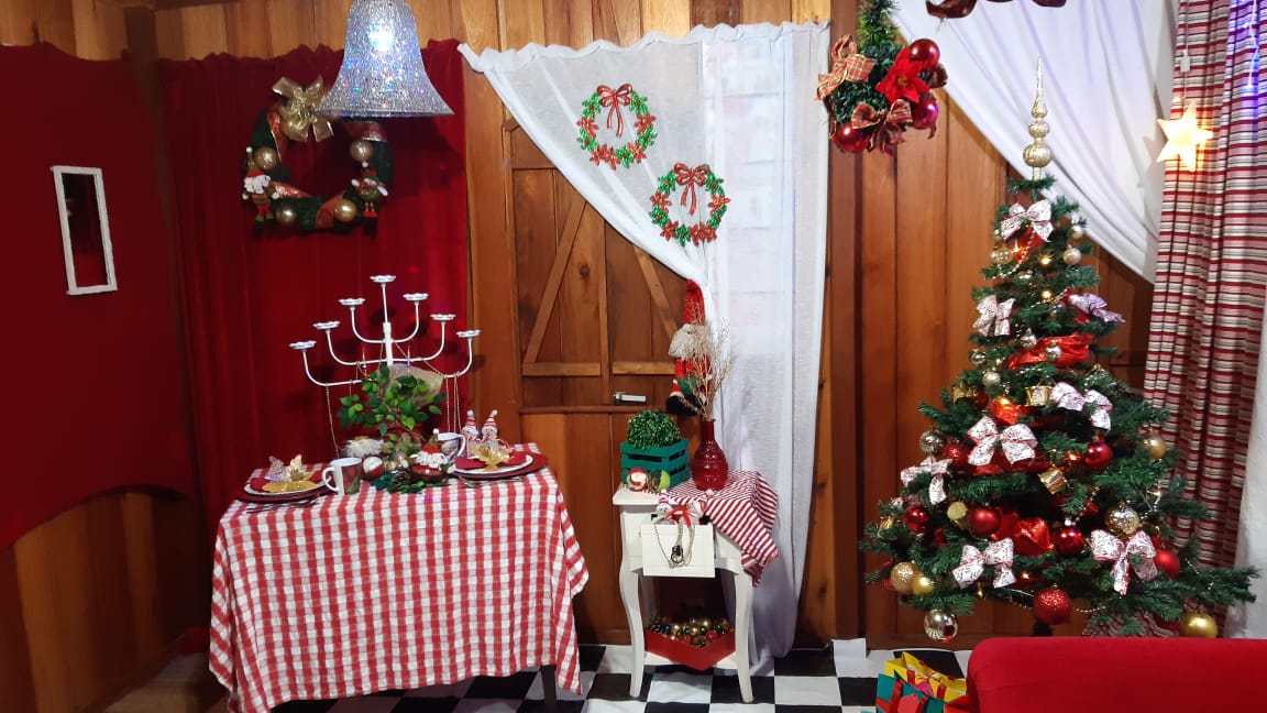 HO! HO! HO! - Papai Noel pronto para receber visitantes em sua casa na Praça Lauro Carneiro de Loyola em Barra Velha