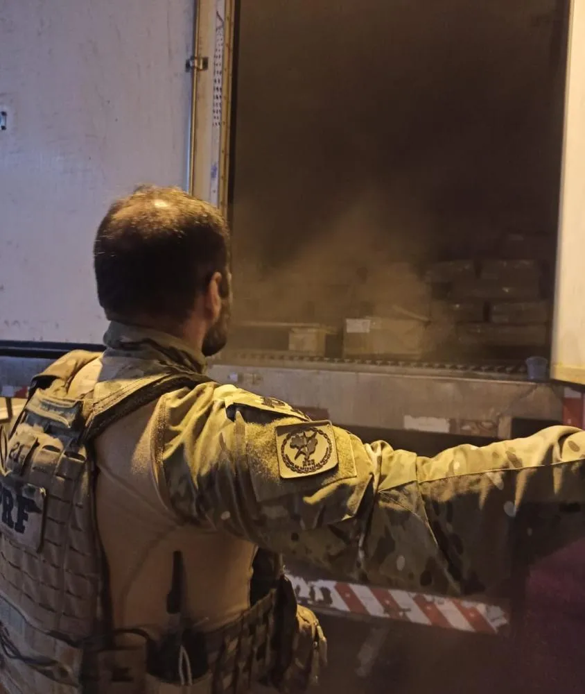 PRF apreende três toneladas de camarão “hermanito” contrabandeado da Argentina na BR-101 em Balneário Piçarras 