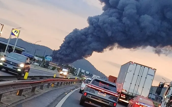 Fogo destrói o galpão logístico do Top Usadão no bairro Salseiros em Itajaí 