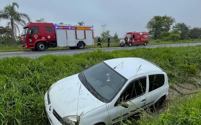 Motoristas capotam carros em Ilhota e Navegantes