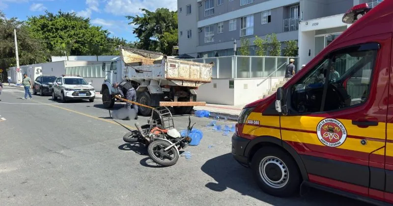 Entregador de água morre após acidente de moto com caminhão em Itajaí