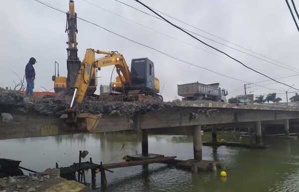 Balneário Piçarras: Ponte sobre o rio Piçarras começou a ser demolida ontem