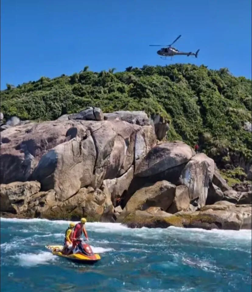 Homem é resgatado ao cair de costão e ficar preso em pedra da praia de Quatro Ilhas em Bombinhas