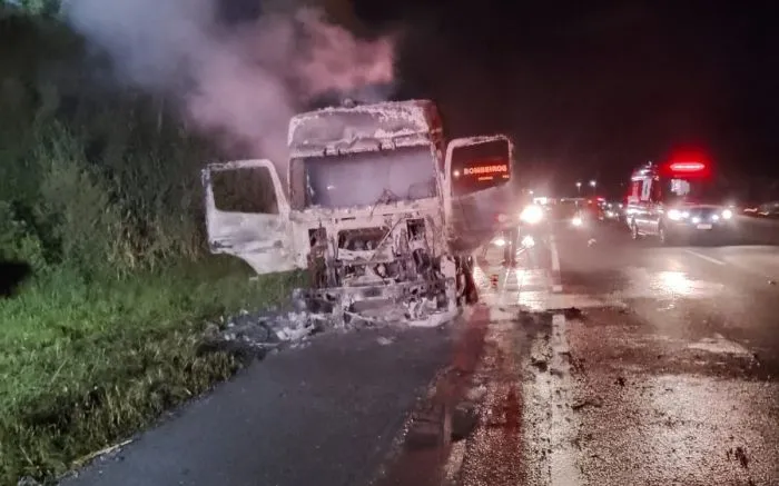 Caminhão pega fogo e cabine explode na BR-101 em Penha 
