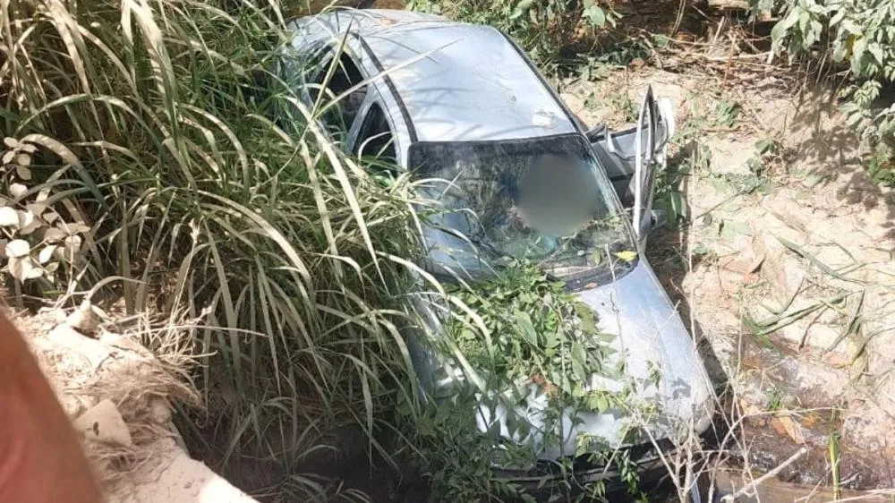 Motorista morre após carro cair dentro de riacho em Massaranduba