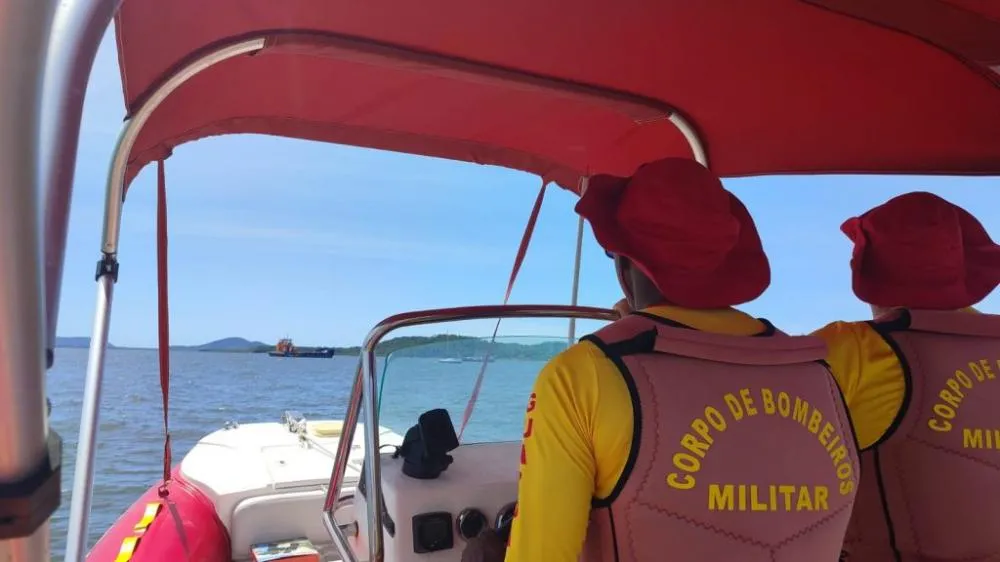 Pescadores são resgatados após naufrágio na baía da Babitonga em São Francisco do Sul