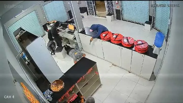 Assaltantes invadem pizzaria no bairro São Cristóvão em Barra Velha