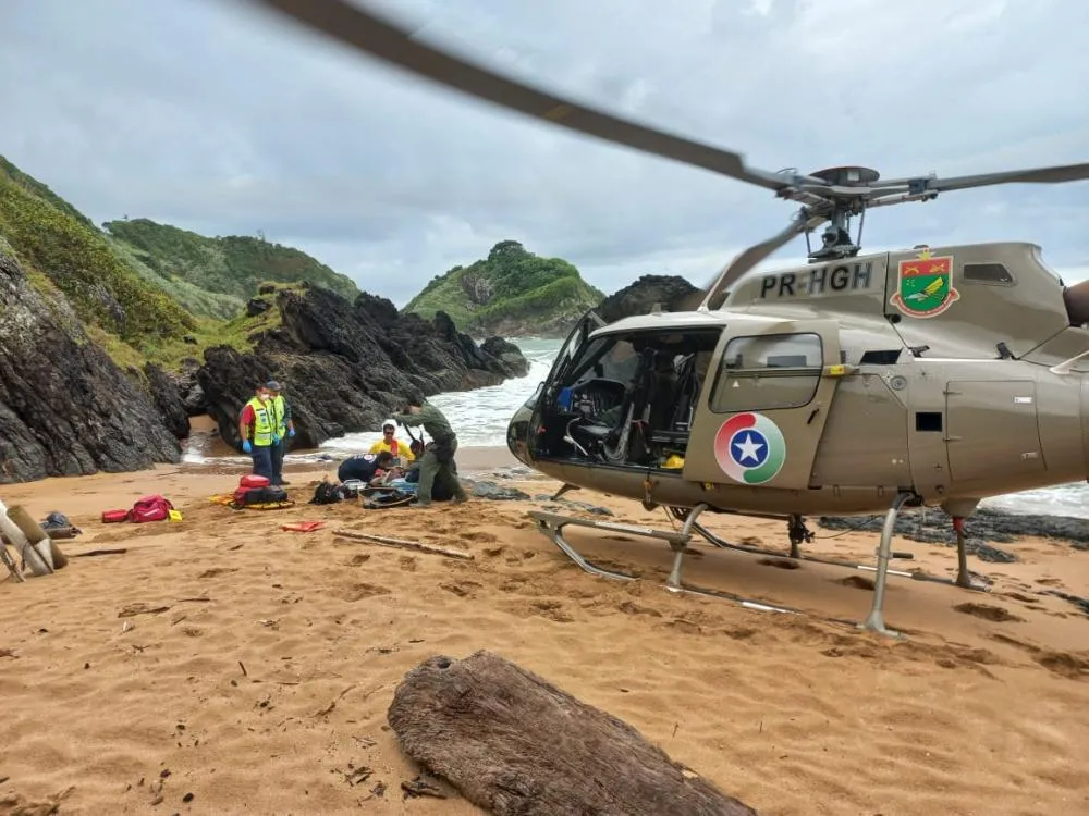 Homem cai de costão e morre afogado na praia do São Roque em Penha 