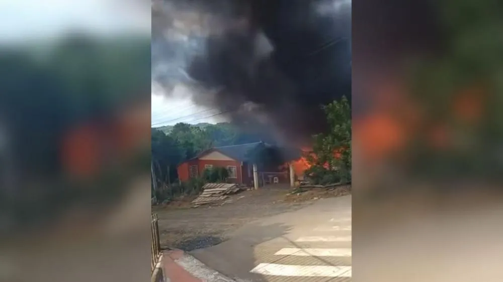 Menina de 10 anos morre durante incêndio em casa de Rio Negrinho