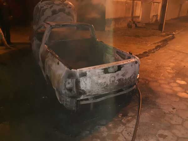 Penha: Bandidos botam fogo em Saveiro após assaltar motorista no bairro São Cristóvão