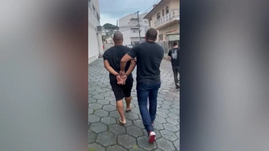 Professor suspeito de estupros em escola de Blumenau é preso em São José
