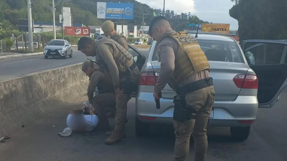 Assaltantes fogem de Itapema, capotam carro e são presos pela PM